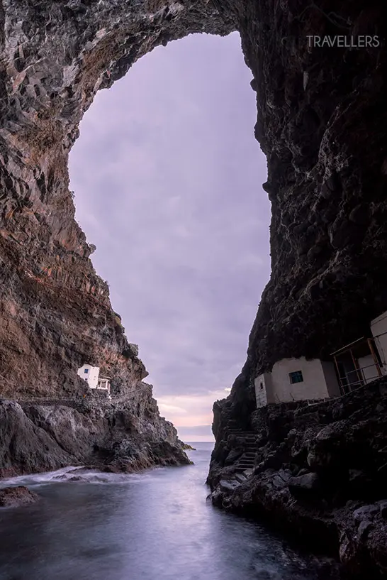 Der Blick aus der Schmugglerhöhle Poris de Candelaria auf La Palma hinaus aufs Meer