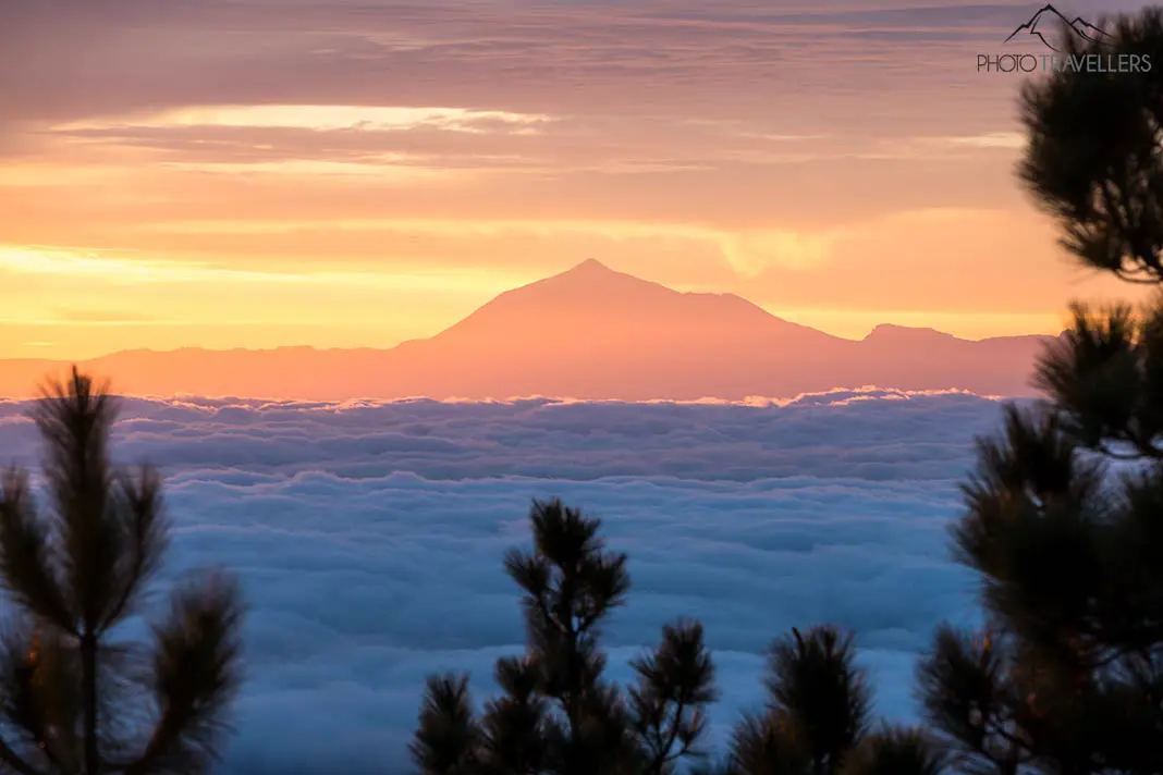 Blick auf den Teide bei Sonnenaufgang von La Palma aus
