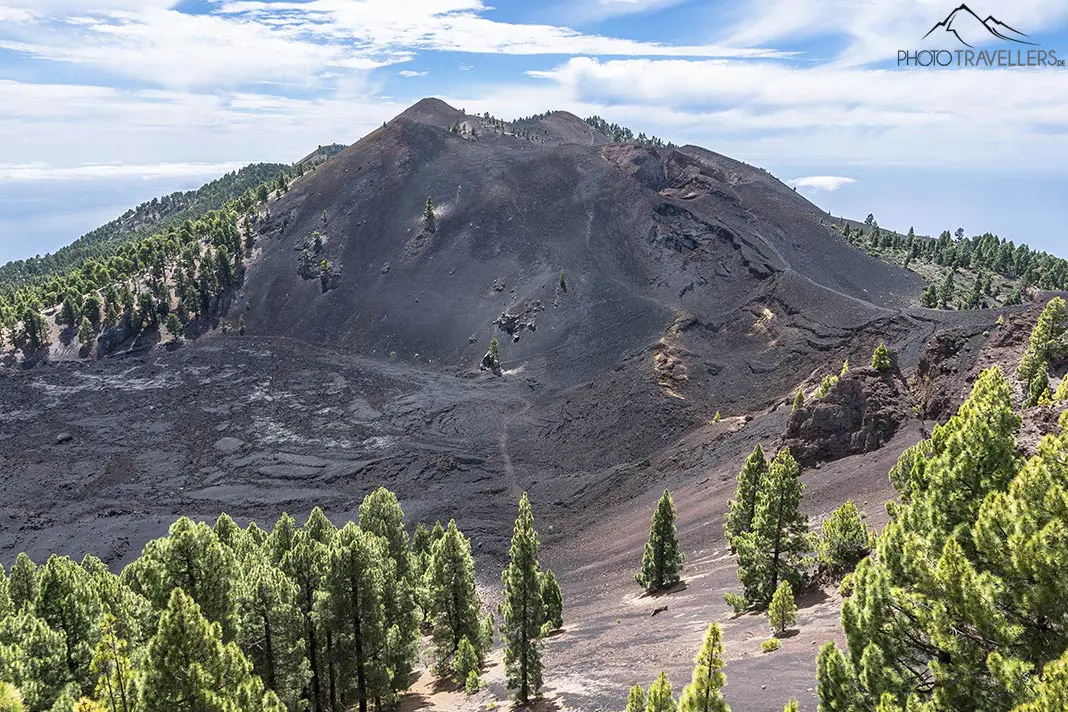 Ein riesiger Vulkankrater auf der Vulkanroute auf La Palma