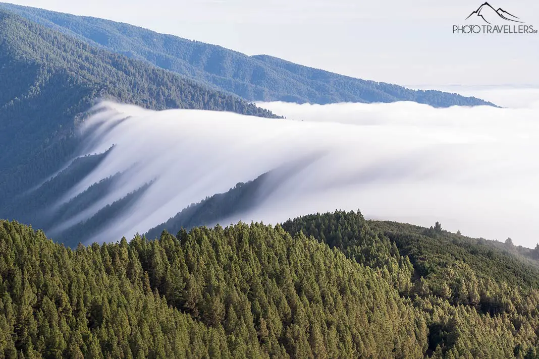 Der berühmte Wolkenwasserfall über dem Gebirgszug Cumbre Nueva auf La Palma