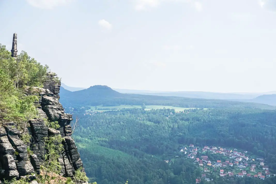 Der Blick vom Lilienstein auf den gohrischen Hügel mit Sandsteinfelsen und Obelisk