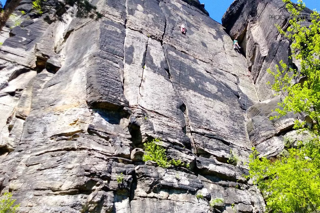 Kletterer an einem Felsen in der Sächsischen Schweiz