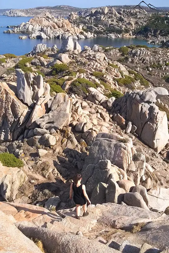 Biggi wandert über Felsen am Capo Testa