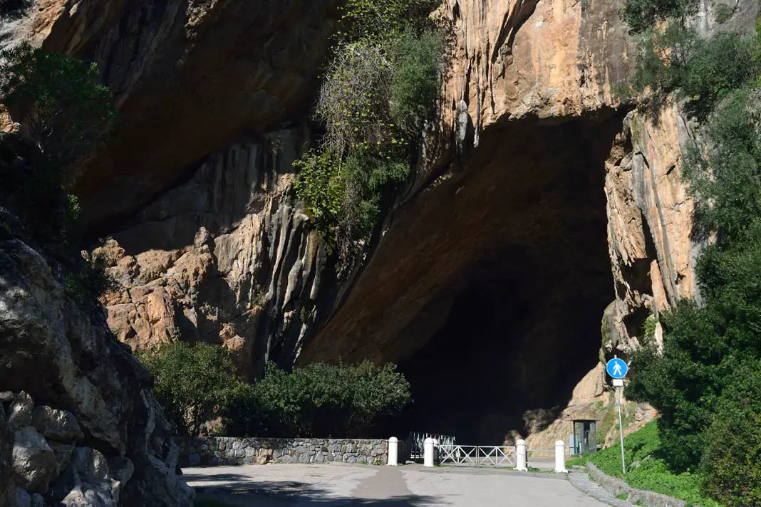 Der Eingang zur Grotta di San Giovanni