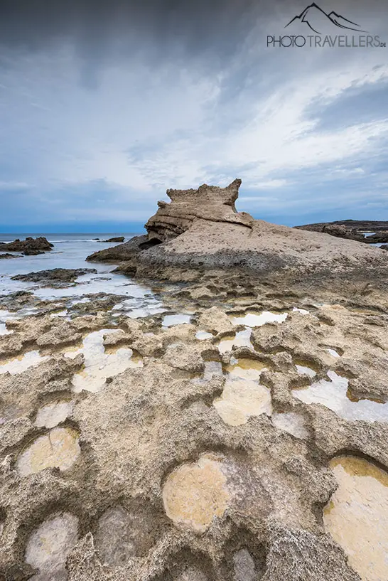 Die Küste mit wilden Steinformationen bei Su Pallosu