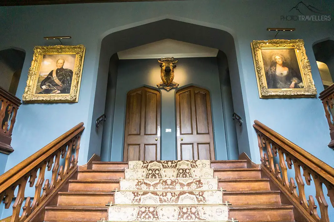 Eine Treppe mit Tür im Dunvegan Castle