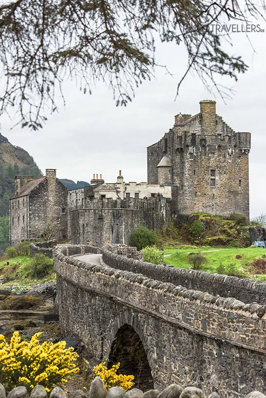 Die Brücke zum Eilean Donan Castle in Schottland