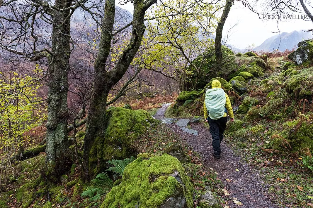 Reisejournalistin Biggi Bauer auf einem Wanderweg im Tal Glen Nevis