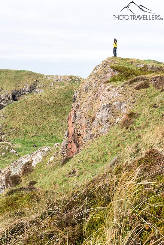 Reisejournalistin Biggi Bauer auf einer Klippe an der Küste von Schottland