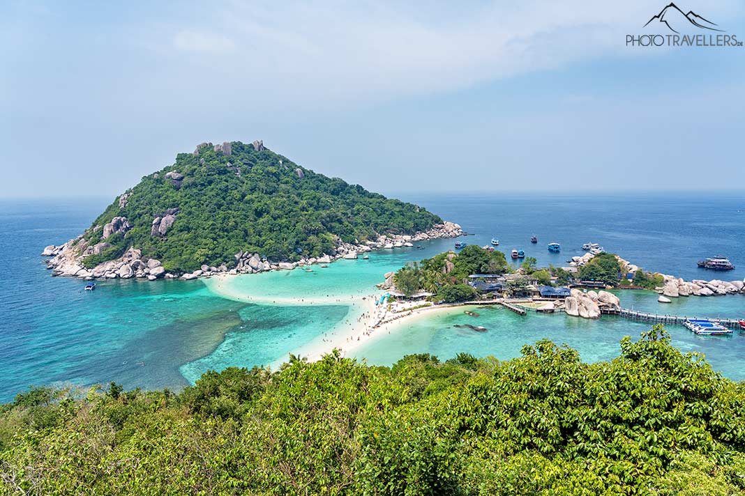 Der Blick vom Aussichtspunkt über die Inselgruppe Koh Nang Yuan, Thailand