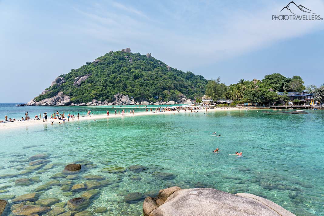 Besucher am Strand von Koh Nang Yuan, eine der schönsten Inseln Thailands