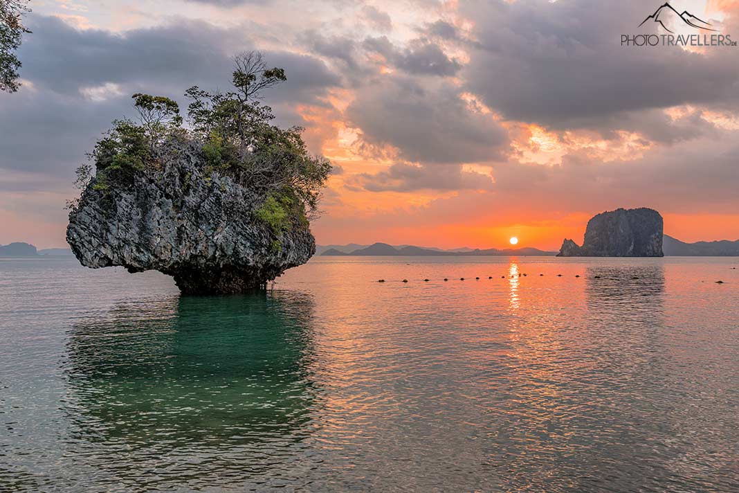 Der Pilzfelsen auf der Insel Koh Pakbia im Abendlicht, Thailand