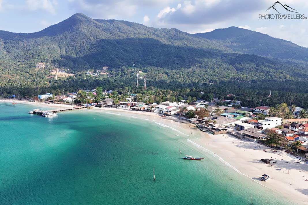 Blick aus der Luft auf den Chalok Lam Beach auf Koh Phangan, Thailand