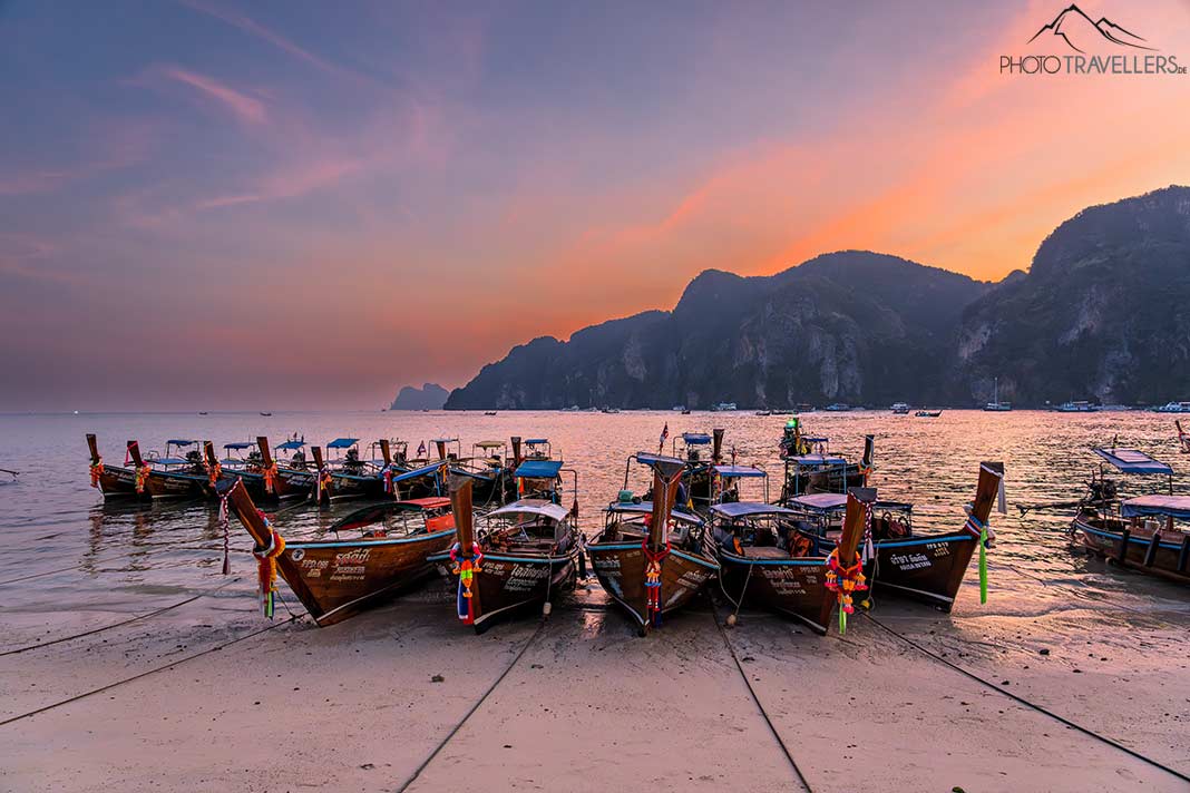 Longtail-Boote im Dämmerlicht am Strand auf Koh Phi Phi, Thailand
