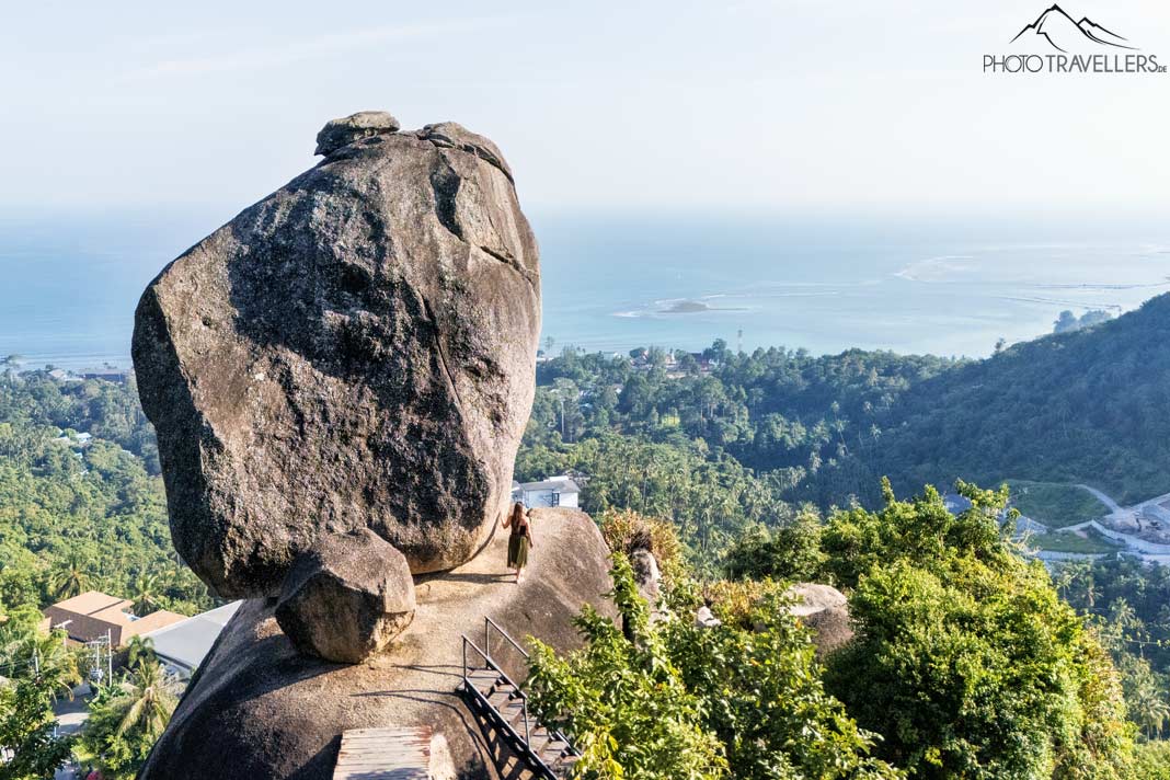 Reisebloggerin Biggi Bauer steht am Overlap Stone und blickt weit über Koh Samui, Thailand