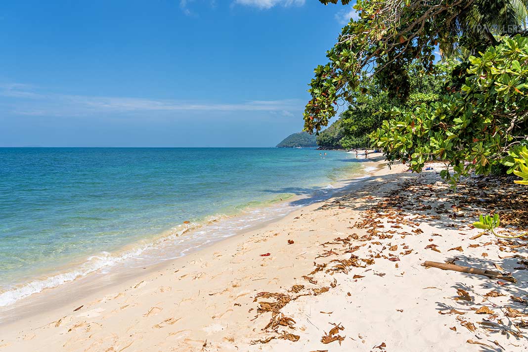 Ao Muong Beach, ein langer weißer Sandstrand auf Koh Yao Yai, Thailand
