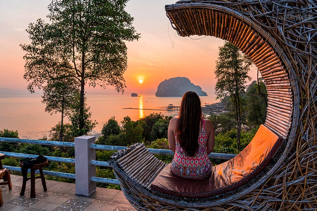 Reisebloggerin Biggi Bauer blickt zum Sonnenaufgang, Koh Yao Yai