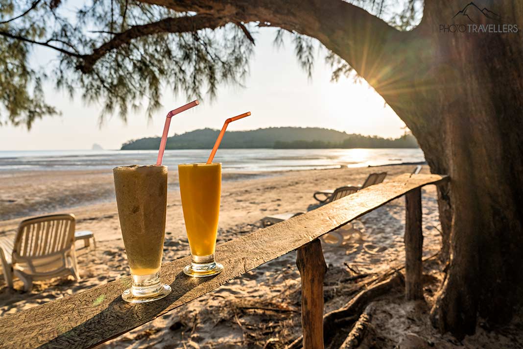 Zwei Cocktails am Strand im Abendlicht, Koh Yao Yai