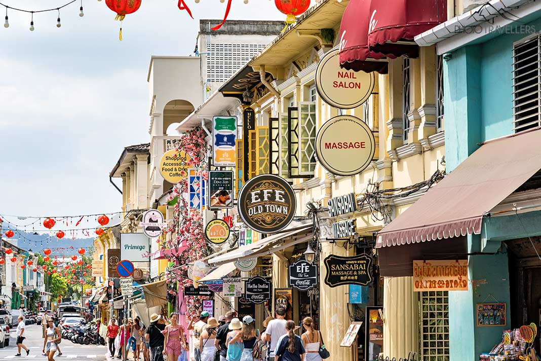 Besucher in der Altstadt Phuket Town, Thailand