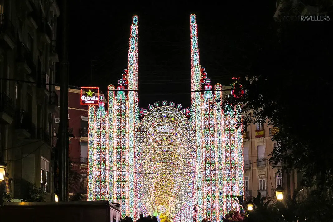Eine Lichtinstallationen während der Fallas in Valencia