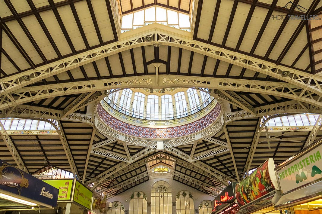 Die Markthalle von Valencia mit ihrer Kuppel