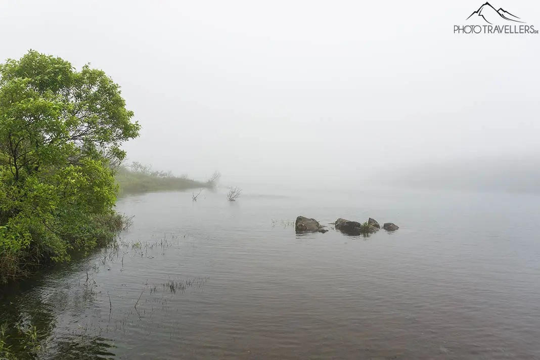 Der Freshwater Lake auf Dominica im Nebel