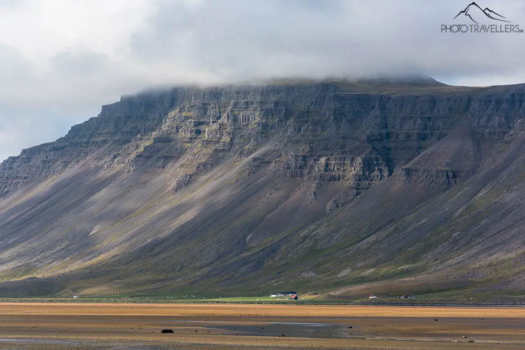Die hohen Berge am Ufer des Rauðisandur Beach