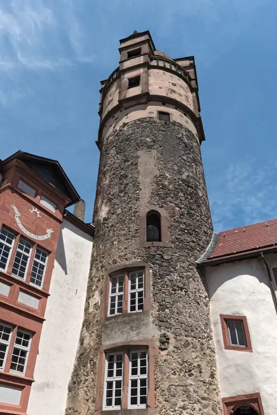 Der Bergfried der historischen Ronneburg in Hessen