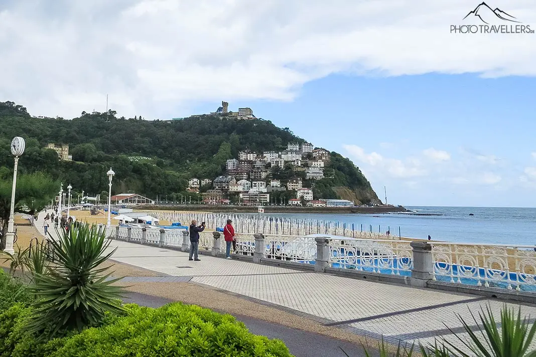 Der Blick auf den Monte Igueldo von der Strandpromenade