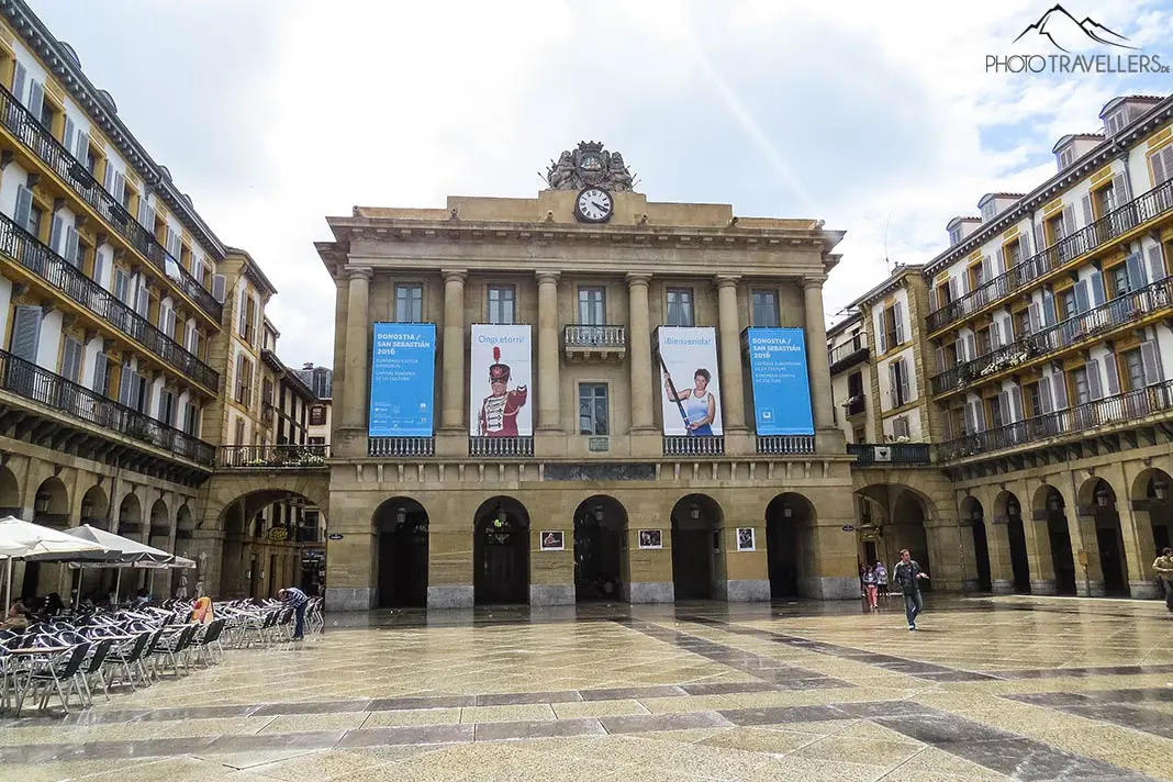 Die zentrale Plaza de la Constitución in Donostia-San Sebastián