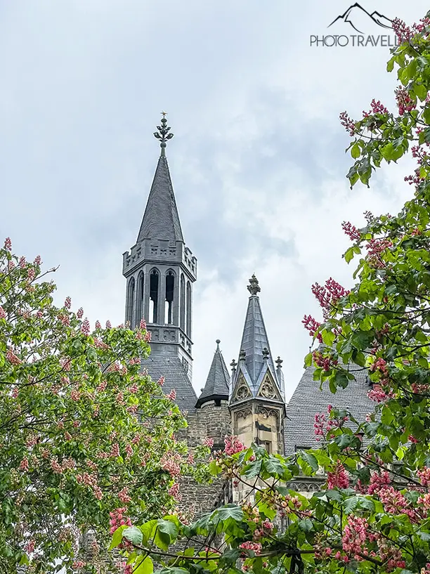 Der Blick auf die Türme des Rathauses in Aachen