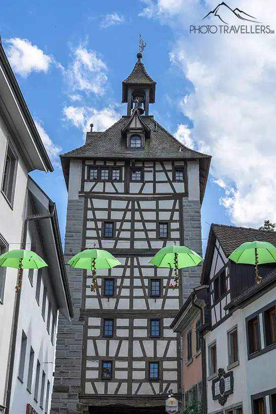 Regenschirme vor einem Fachwerkhaus in der Altstadt von Konstanz