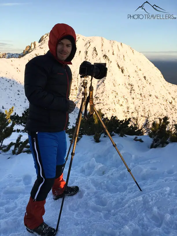 Flo mit dem Gitzo Traveler Reisestativ im Winter auf einem Berggipfel