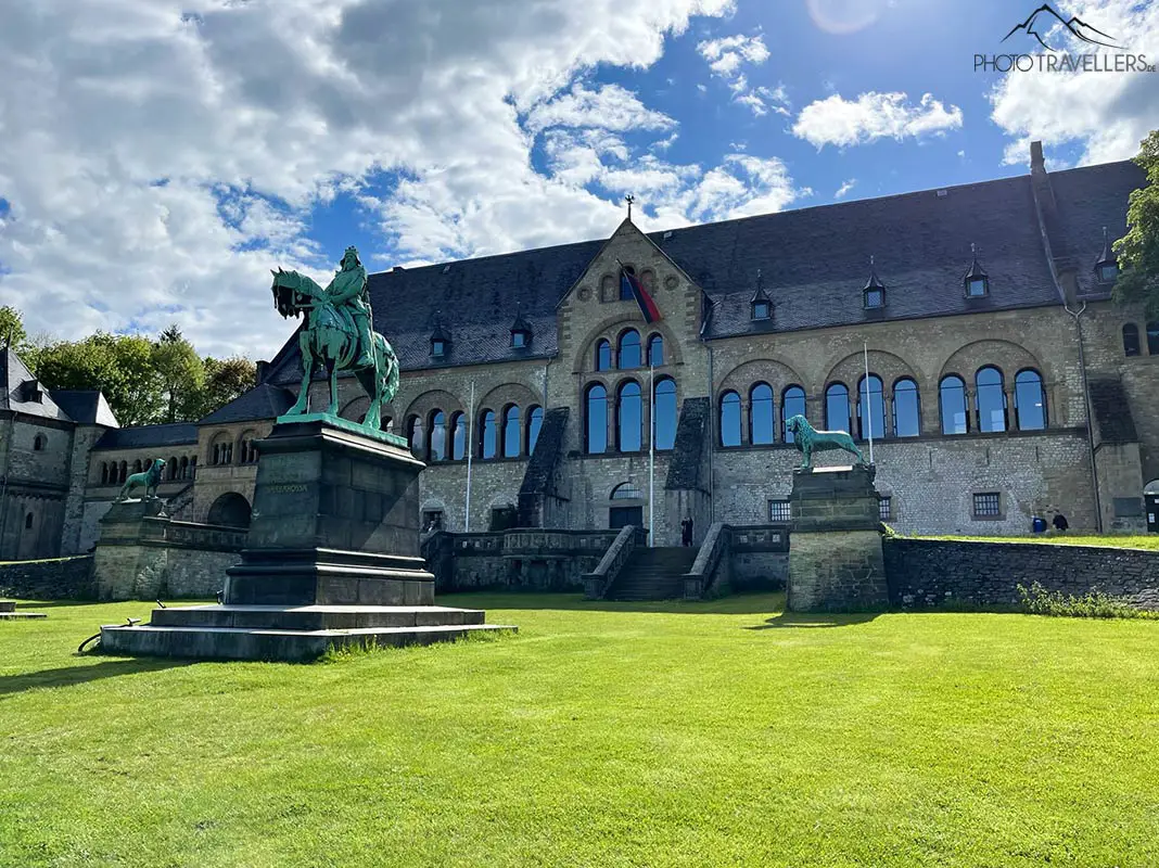 Die mächtige Kaiserpfalz thront vor den Toren Goslars