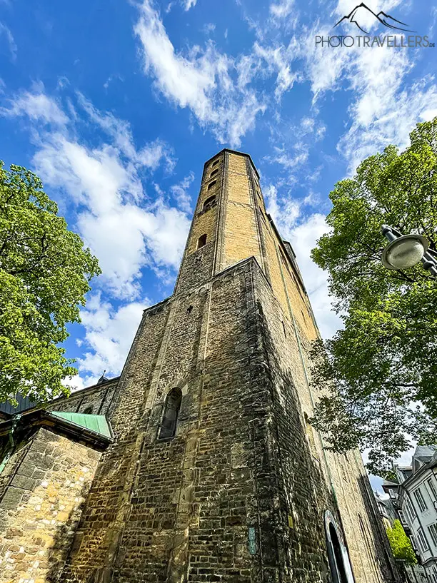 Blick hinauf zum Kirchturm in Goslar