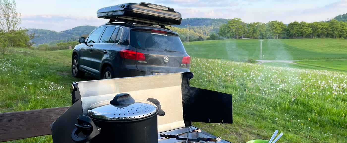 Die perfekte Campingausrüstung fürs Auto mit dem Dachzelt