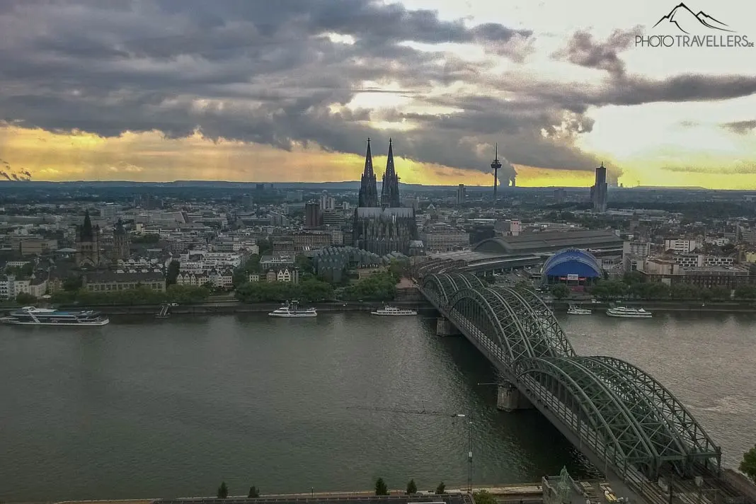 Der Blick vom KölnTriangle auf die Hohenzollernbrücke und den Kölner Dom