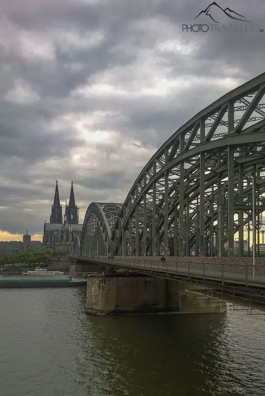 Die Hohenzollernbrücke mit Blick auf den Kölner Dom