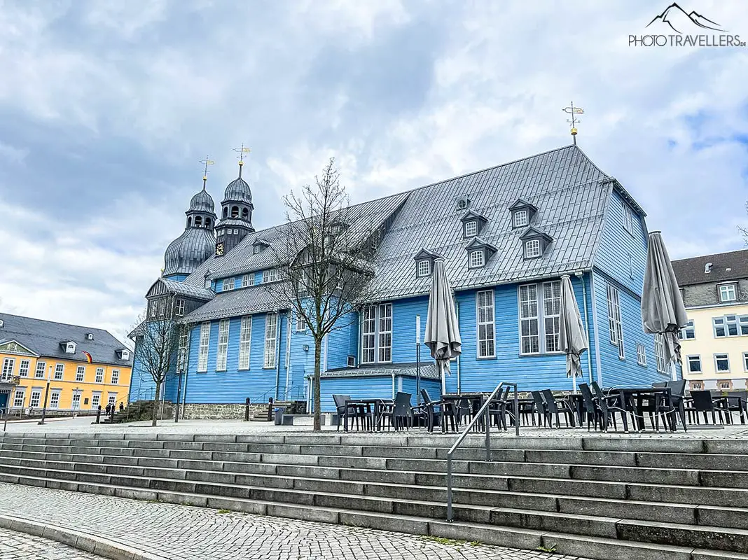 Die Marktkirche zum Heiligen Geist mit blauer Fassade