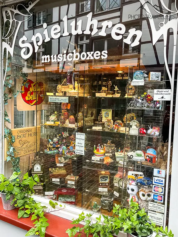 Blick in ein Schaufenster mit Spieluhren in Monschau