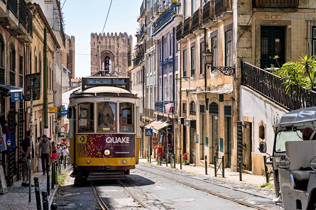 Eine Straßenbahn der Linie 28 in der Altstadt von Lissabon