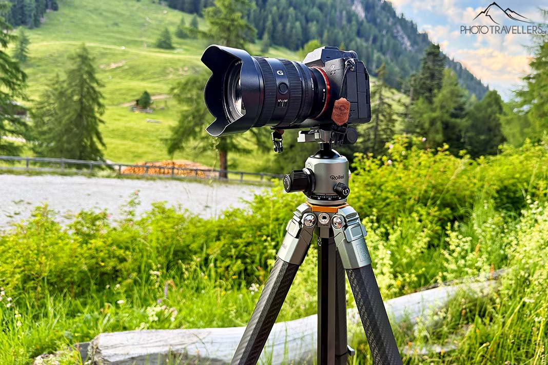 Das Reisestativ Rollei Lion Rock Traveler Pro vor Bergen