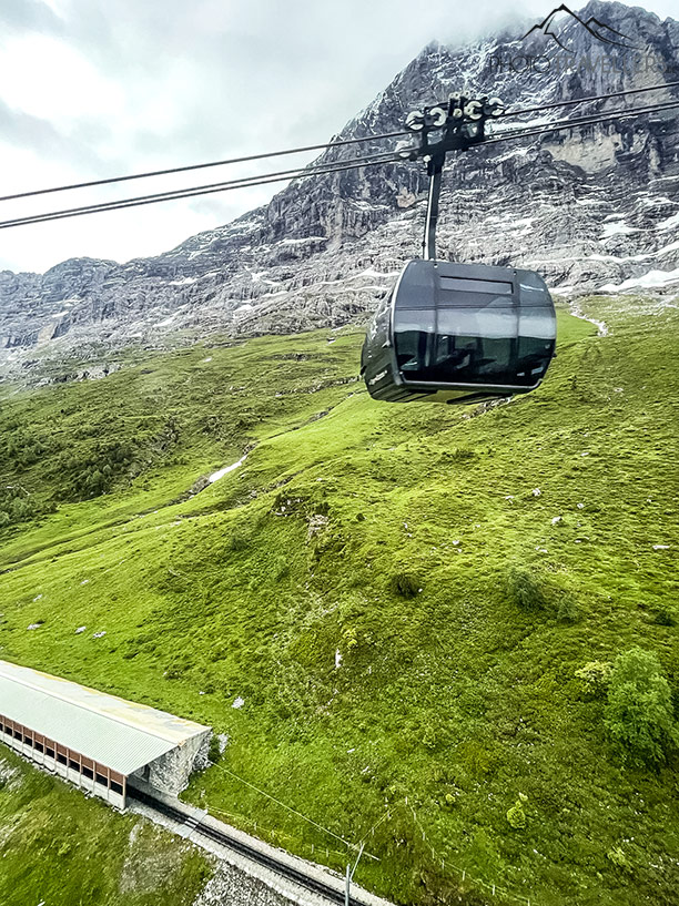 Die Gondel des Eiger Express vor der mächtigen Eiger Wand