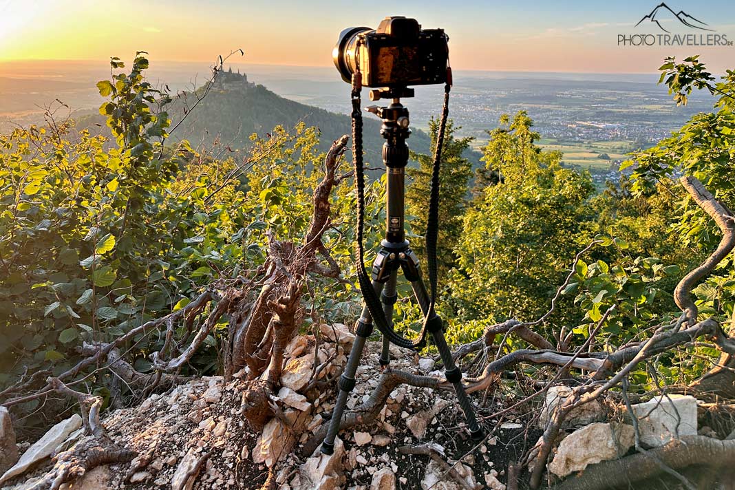 Das Sirui AM-223S Carbon Mini-Stativ mit einer Sony Alpha 7IV vor der Burg Hohenzollern