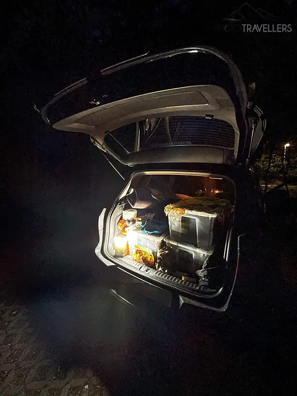 Ein VW Tiguan mit Dachzelt und Ikea-Boxen im Kofferraum
