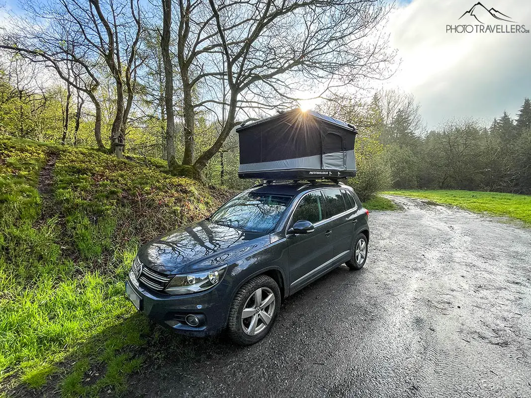 Ein VW Tiguan mit einem Dachzelt im Wald in Deutschland