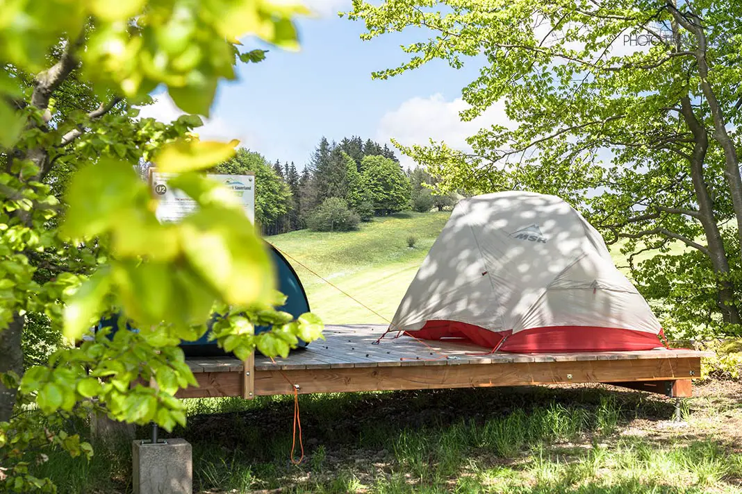 Eine Trekkingplattform mit zwei Zelten im Wald im Sauerland