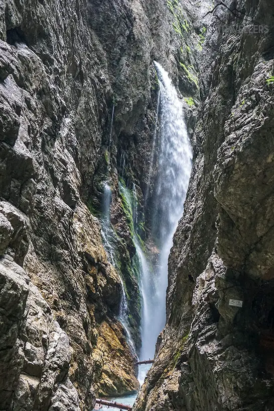 Ein Wasserfall in der Höllentalklamm
