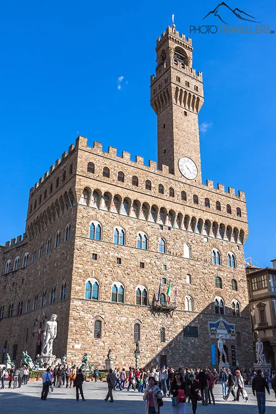 Blick von unten hinauf zum Turm des Palazzo Vecchio, dem Rathaus von Florenz