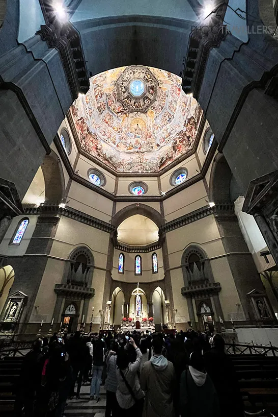 Besucher in der Cattedrale di Santa Maria del Fiore in Florenz, die den Freskenzyklus bewundern